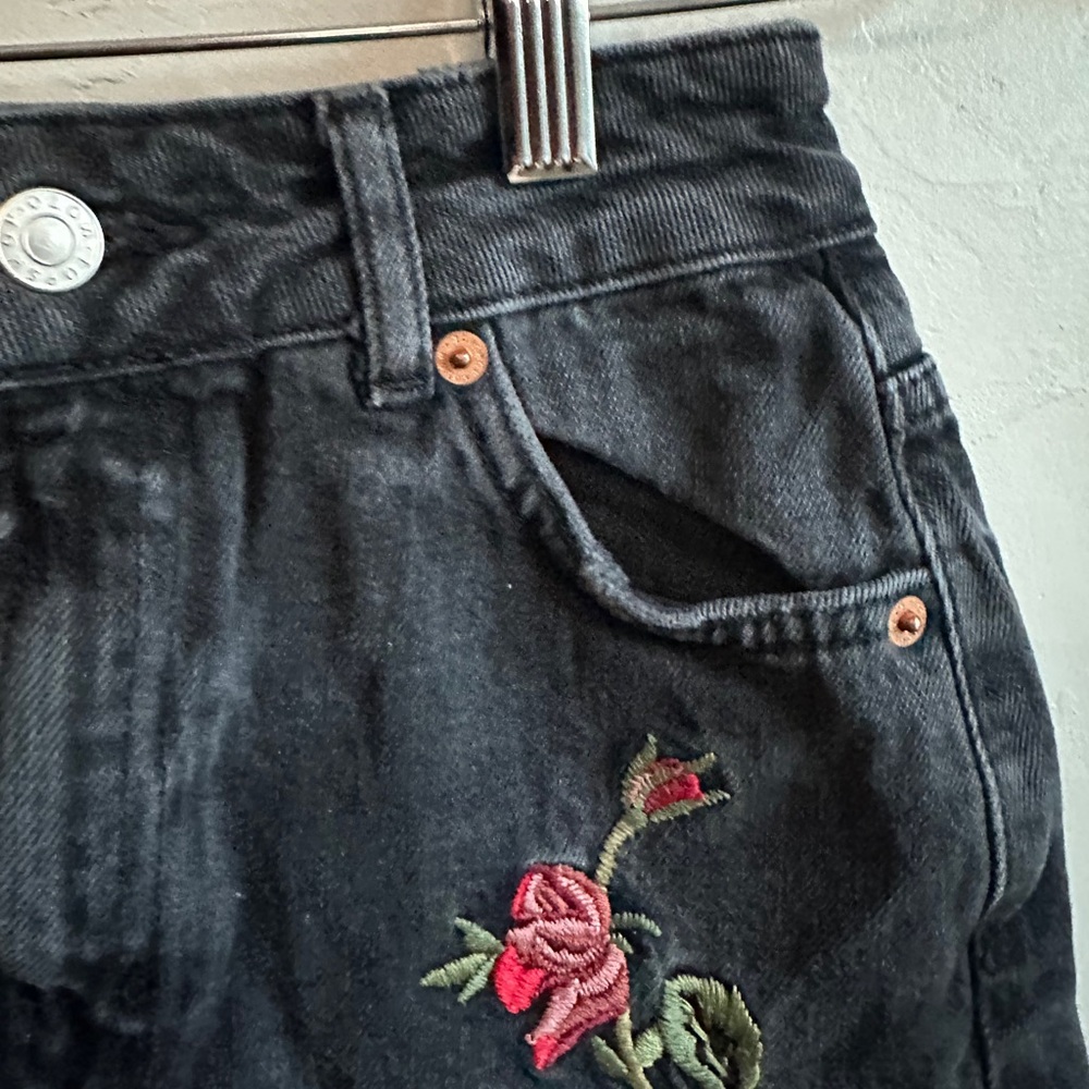 Topshop Y2K Style Black Mini Jean Skirt Rose Embroidery Raw Hem Goth Biker Sz 2 - Picture 6 of 11